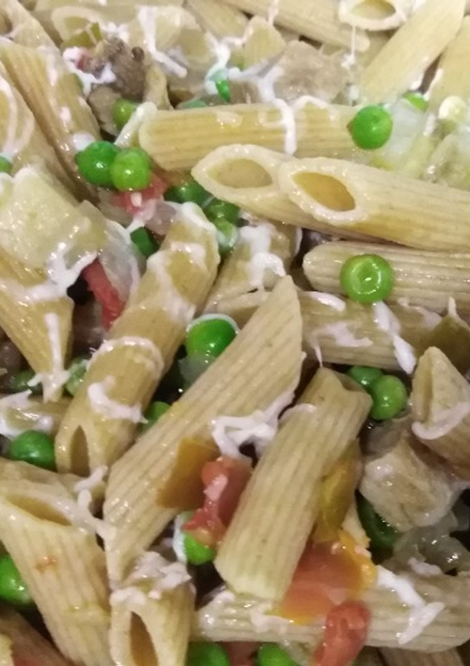 Una foto de Macarrones con magro y verduras