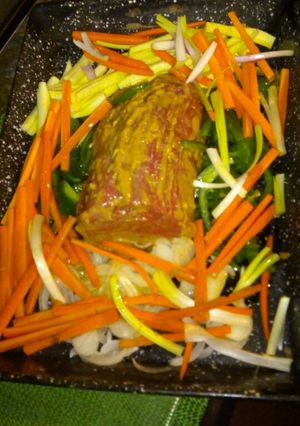 Una foto de Peceto con mostaza y verduritas al horno