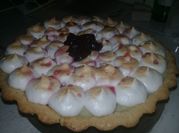 Una foto de postres con cerezas en almibar