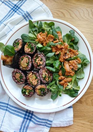 Hình của món Kimbap Gạo Lứt Cá Thu đóng hộp.