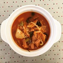 A picture of Budae-jjigae 부대찌개.