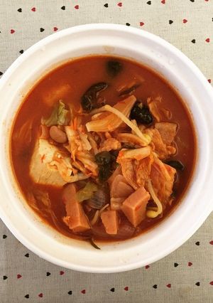 A picture of Budae-jjigae 부대찌개.