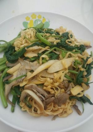 Hình của món Mì xào rau nấm.