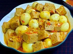 Hình của món Chả lụa kho trứng cút.