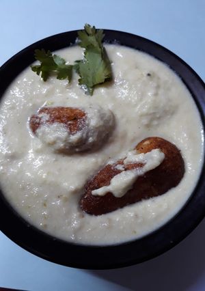 A picture of Malai kofta in white gravy.