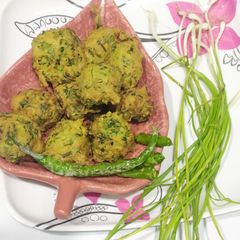 A picture of Methi bhaji green garlic pakora.