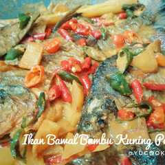 A picture of Ikan Bawal Bumbu Kuning Pedas.