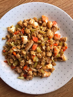 Una foto de Salteado de langostinos con pollo y soja texturizada 🧆🦐