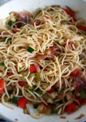 Foto principal de Espaguetis con jamón y verduras al vino tinto