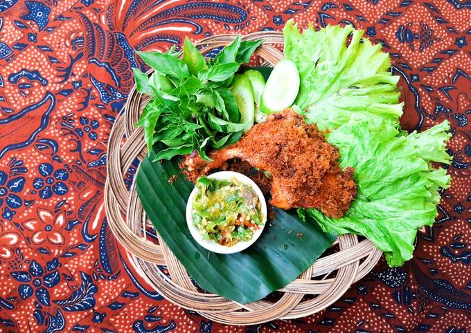 Ayam goreng serundeng