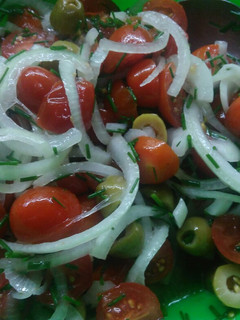 Una foto de Ensalada de tomates y olivas #sosadricocina#recetaseconimicas