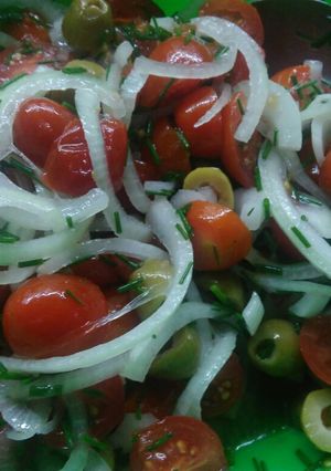 Una foto de Ensalada de tomates y olivas #sosadricocina#recetaseconimicas