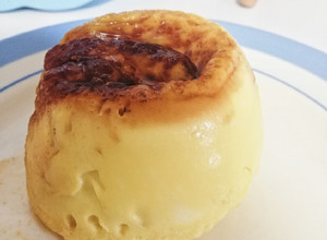 Una foto de Flan de huevo al micro con caramelo 🍮