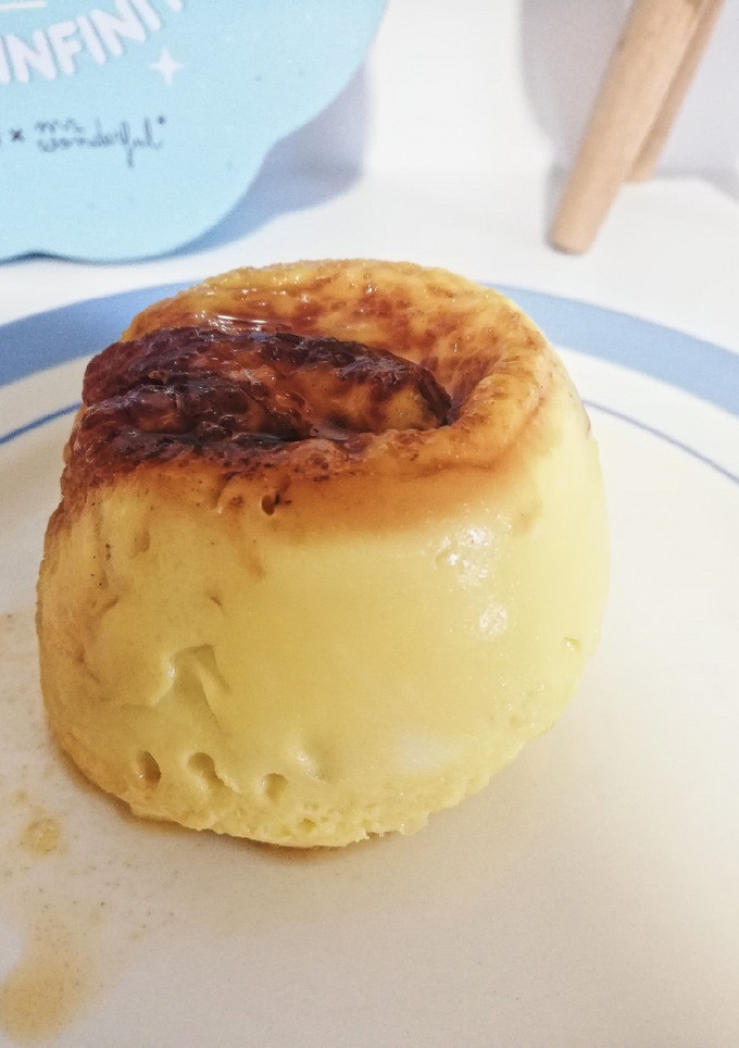 Una foto de Flan de huevo al micro con caramelo 🍮