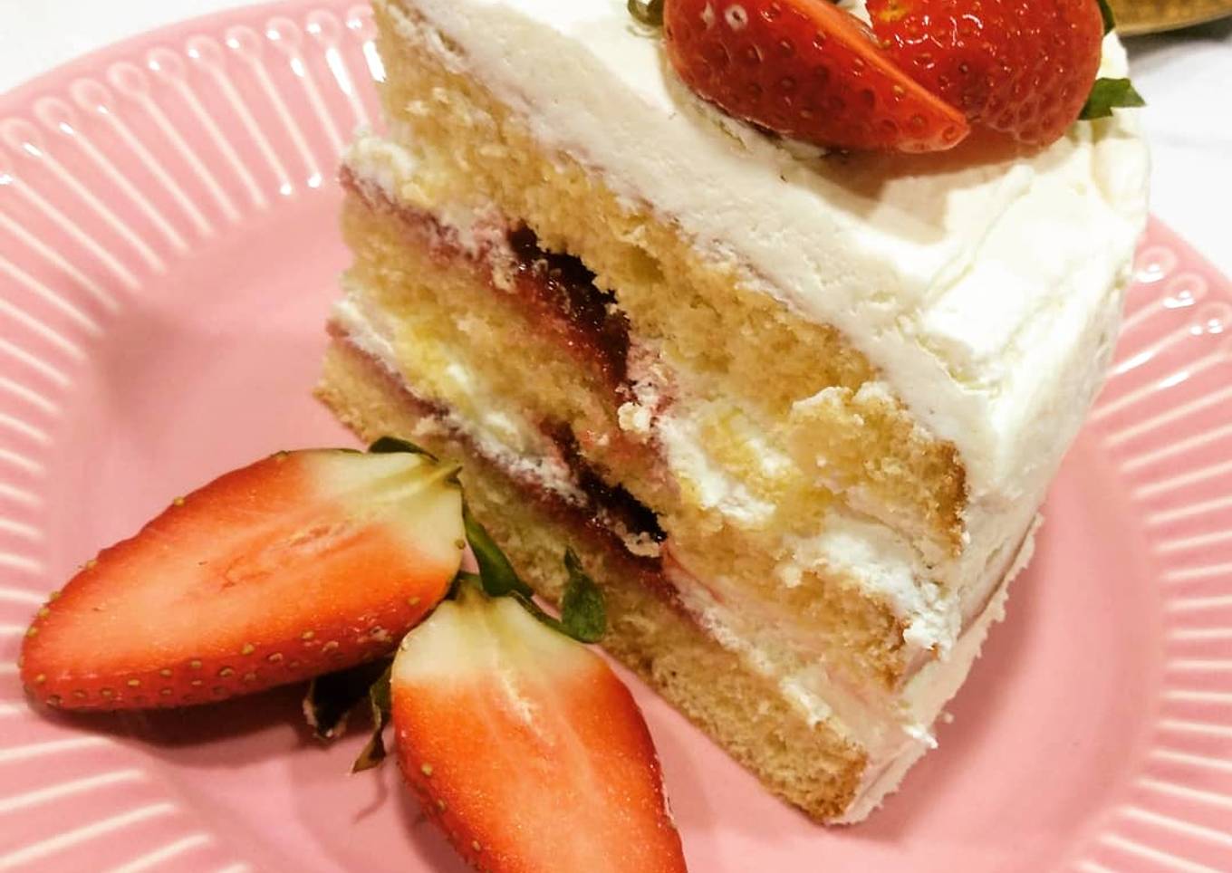 Pastel de cumpleaños con frutos rojos y nata