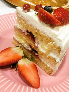 Una foto de Pastel de cumpleaños con frutos rojos y nata