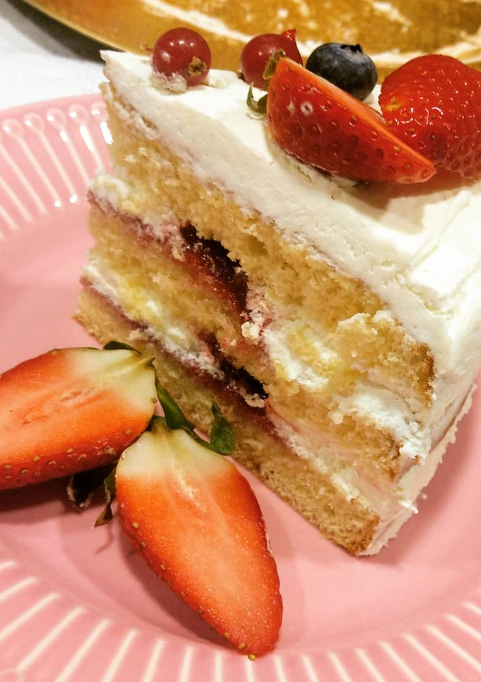Una foto de Pastel de cumpleaños con frutos rojos y nata
