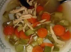 Una foto de Sopita de verduras con pollo