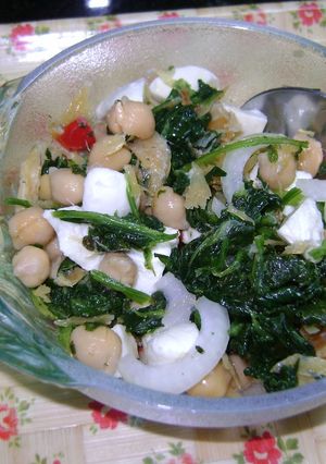 Una foto de Ensalada tibia de bacalao y garbanzos