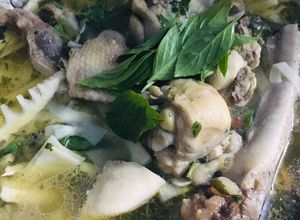 Hình của món Lẩu gà lá é (không có lá é em nấu đỡ lá quế ạ).