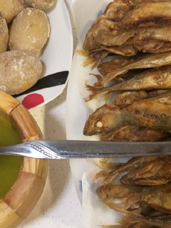 Una foto de Chicharros con papas arrugadas y mojo verde