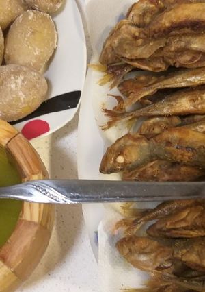 Una foto de Chicharros con papas arrugadas y mojo verde