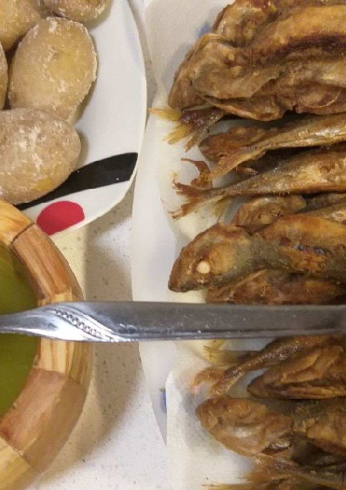 Una foto de Chicharros con papas arrugadas y mojo verde