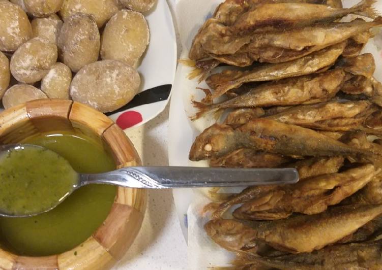 Chicharros con papas arrugadas y mojo verde