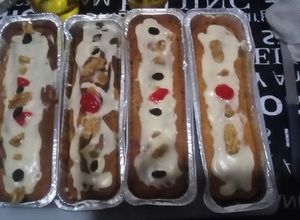 Una foto de Budín ingles navideño, con fruta abrillantada, pasas de uva, nue