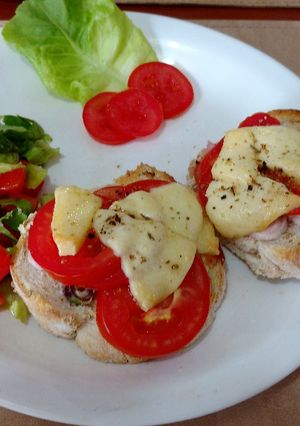 Una foto de Brusquetas con cebolla de verdeo, tomate y parmesano