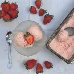 Una foto de HELADO CREMOSO DE FRUTILLA 🍦🍓