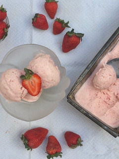 Una foto de HELADO CREMOSO DE FRUTILLA 🍦🍓