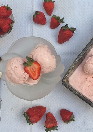 Una foto de HELADO CREMOSO DE FRUTILLA 🍦🍓