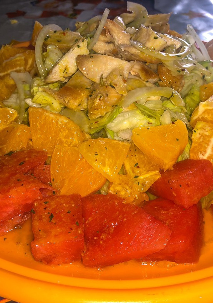Una foto de Ensalada de Verano con Sandía 🍉 y naranja🍊!