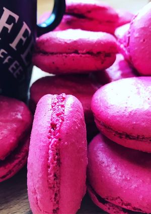 Une photo de Macarons framboises