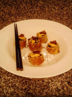 Una foto de Arrollado de omelette, relleno de espinaca y alga nori, tipo sushi!