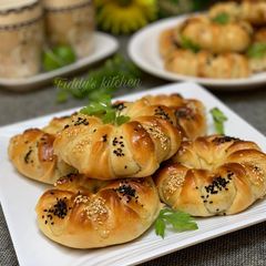 A picture of Mincedmeat stuffed bread rolls.