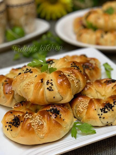 A picture of Mincedmeat stuffed bread rolls.