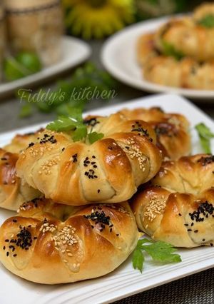 A picture of Mincedmeat stuffed bread rolls.
