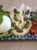 Insalata di mozzarella e verdure con pesto e cialde al # tè matcha