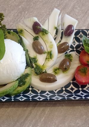 Foto di Insalata di mozzarella e verdure con pesto e cialde al # tè matcha