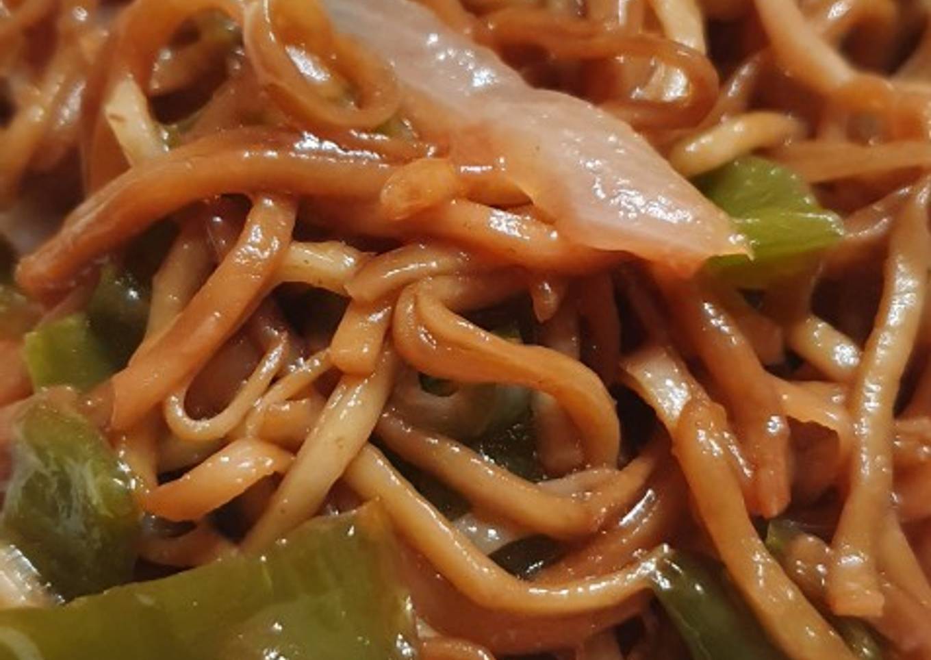 Noodles con soja, pollo y verdura