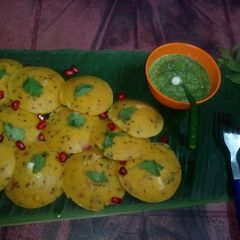A picture of Karnataka idli and thokku coriander leaves chutney.