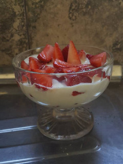 Una foto de Frutillas crema de chantillí 🤗