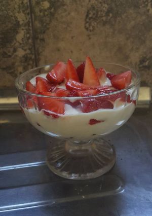Una foto de Frutillas crema de chantillí 🤗