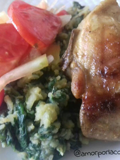 Una foto de Puré de espinacas con papa, pollo a la plancha y ensalada