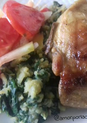 Una foto de Puré de espinacas con papa, pollo a la plancha y ensalada