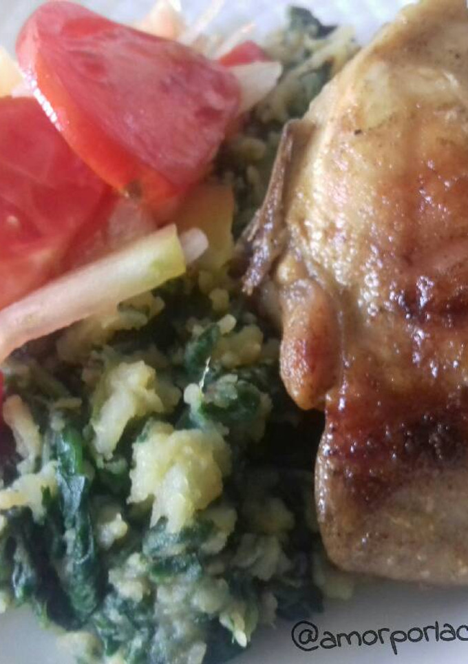 Una foto de Puré de espinacas con papa, pollo a la plancha y ensalada