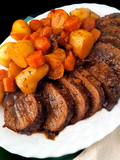 Una foto de Asado de carne con patatas en olla rápida