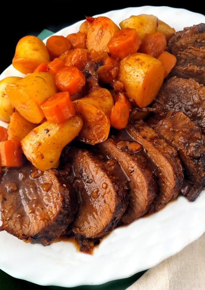 Una foto de Asado de carne con patatas en olla rápida